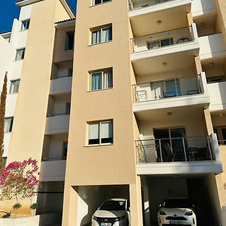 Elysia Park 2 Bedroom Apartment With Resort-Style Pool פאפוס
