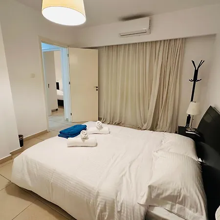 Elysia Park 2 Bedroom Apartment With Resort-Style Pool פאפוס