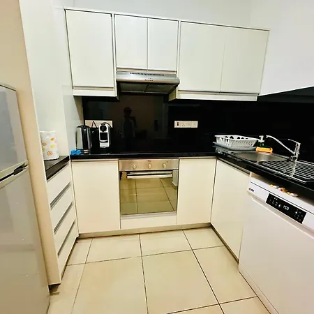 Elysia Park 2 Bedroom Apartment With Resort-Style Pool דירה